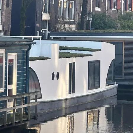 Houseboat The Floating Nest *