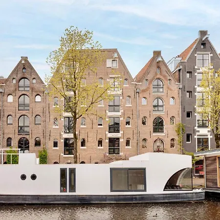 Botel Houseboat The Floating Nest *