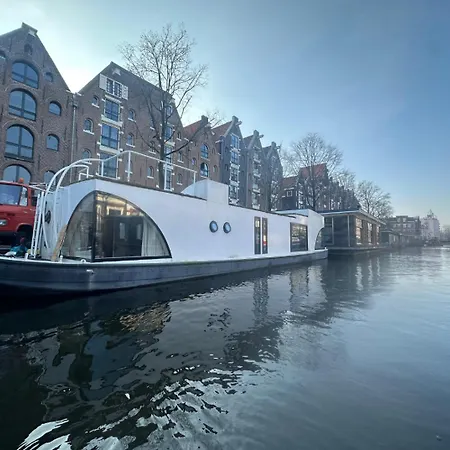 Houseboat The Floating Nest *