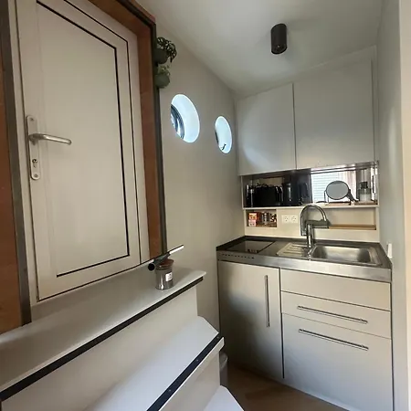 Botel Houseboat The Floating Nest