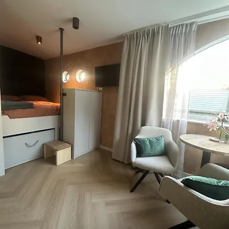 بوتيل Houseboat The Floating Nest *
